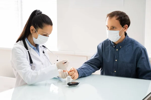 Doktor Yüz Maskesi Kan Şekeri Seviyesini Kontrol Ediyor — Stok fotoğraf