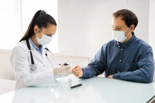 Medico Maschera Viso Controllo Del Livello Glucosio Nel Sangue — Foto Stock