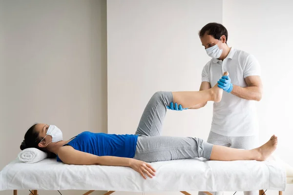 Fysiotherapie Knie Letsel Rehab Massage Met Gezichtsmasker — Stockfoto