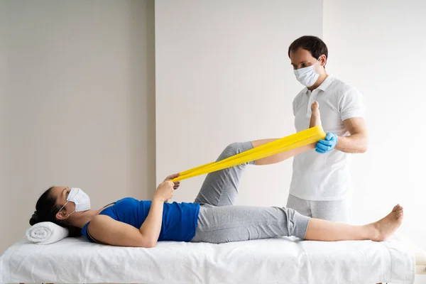 Fysiotherapeut Doet Band Oefening Therapie Therapie Gezicht Masker — Stockfoto