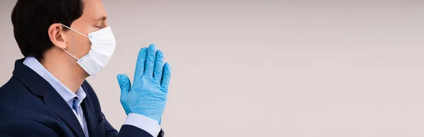 Людина Рукавичках Маска Обличчя Молитва Під Час Пандемії Коронавірусу — стокове фото