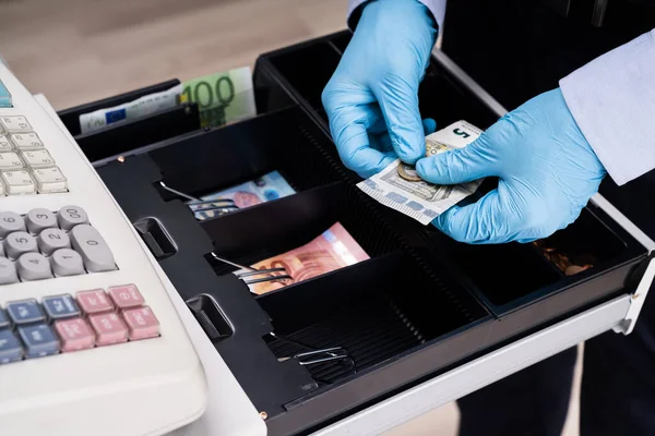 Kassörska Arbeta Med Register Cash Holding Pengar Hand — Stockfoto