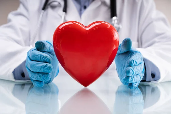 Доктор Стетоскопом Красное Сердце Страхование Защита — стоковое фото