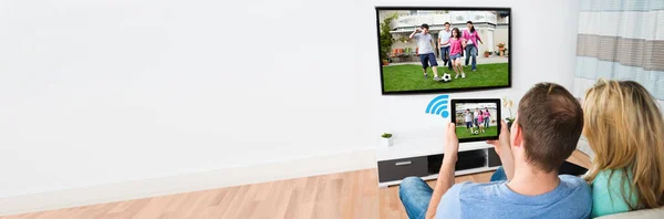 Tableta Conectada Televisión Gente Mirando Transmitiendo —  Fotos de Stock