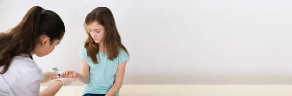 Doctor Testing Blood Sugar Diabetic Child Girl — Stock Photo, Image