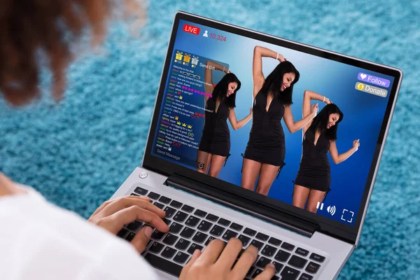 Streaming Live Dancing Video Bärbar Dator — Stockfoto