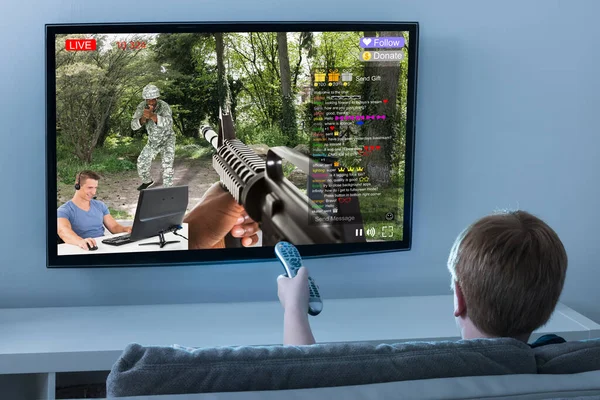 Kid Kijken Live Game Streaming Sessie Scherm — Stockfoto