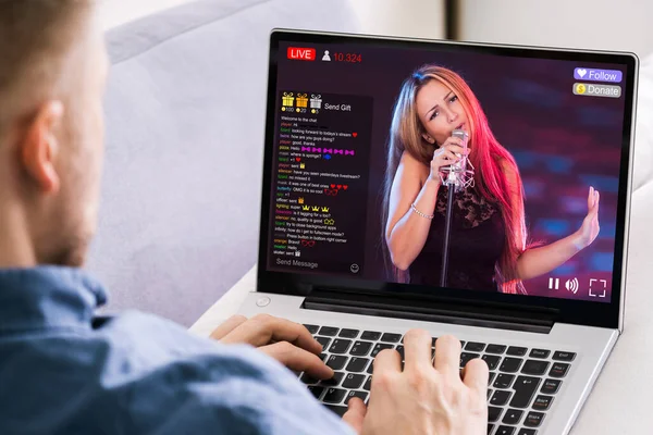 ラップトップコンピュータで歌手とライブミュージックビデオをストリーミング — ストック写真