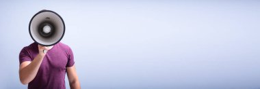 İnsanlar megafonla bağırır ve çığlık atar.