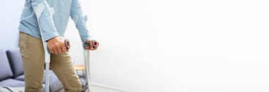 Koltuk değnekli adam. Kırık Bacağıyla Yürüyen