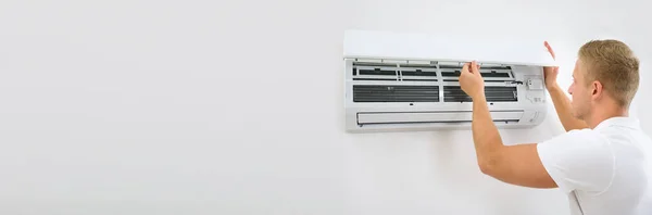 Instalacja Naprawa Klimatyzatora Przez Technika — Zdjęcie stockowe