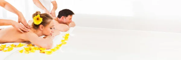Paar Bei Spa Bekommen Tief Gewebe Massage Auf Urlaub — Stockfoto
