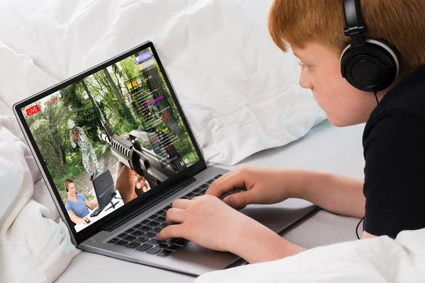 Kid Viendo Juego Vivo Sesión Transmisión Ordenador Portátil —  Fotos de Stock