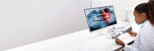 Médico Dentista Que Usa Tecnologia Computação Para Dentes Raio — Fotografia de Stock