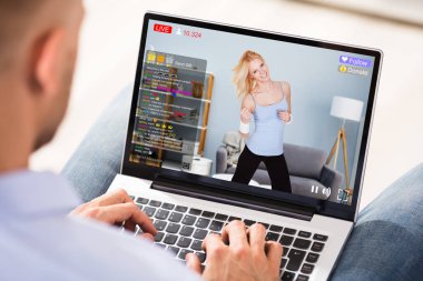 Dizüstü bilgisayarda canlı dans videosu