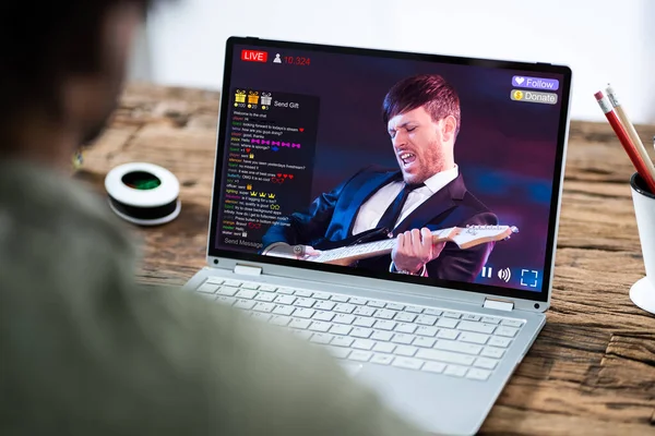 Streaming Video Musicali Dal Vivo Con Cantante Sul Computer Portatile — Foto Stock