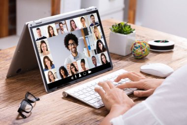 Laptop 'ta Evde Çalışan Kadın İnternette Grup Konferansı Yapıyor
