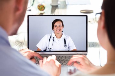 Çevrimiçi Video Konferansı 'nda Doktor ile Hamile Bir Çift