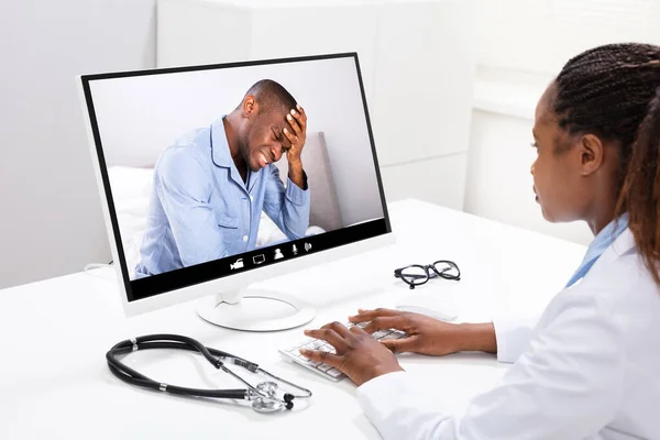 Hasta Hasta Baş Ağrısı Olan Doktor Video Konferansı — Stok fotoğraf
