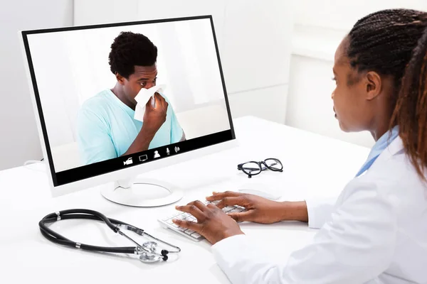Doktor Videokonferenční Hovor Nemocným Pacientem — Stock fotografie