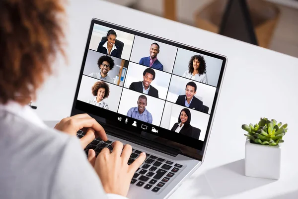 Kvinna Som Arbetar Hemifrån Med Online Grupp Videokonferens Laptop — Stockfoto