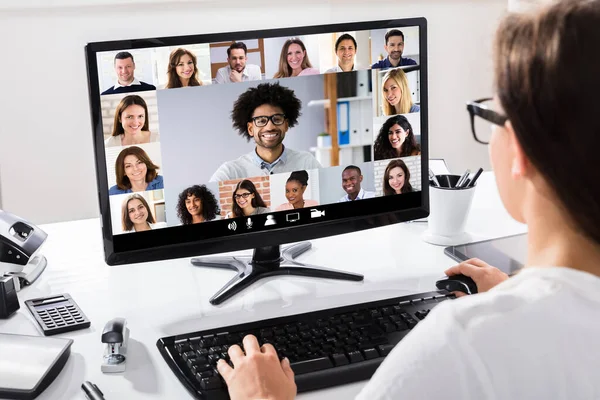 Mujer Que Trabaja Desde Casa Tener Videoconferencia Grupo Línea Ordenador —  Fotos de Stock