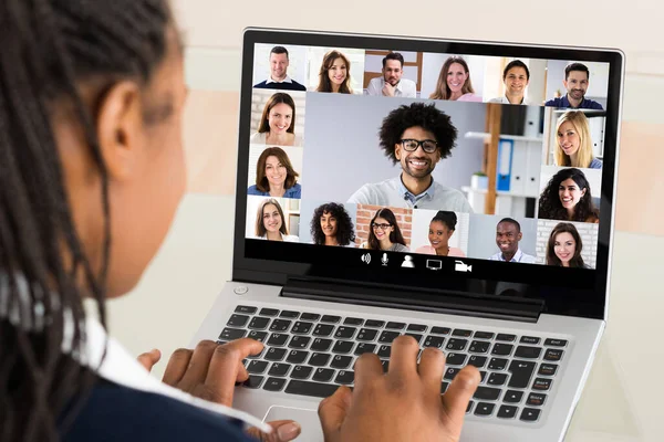 Mujer Que Trabaja Desde Casa Tener Videoconferencia Grupo Línea Ordenador —  Fotos de Stock