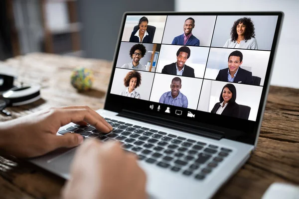 Άνθρωπος Που Εργάζεται Από Σπίτι Έχοντας Line Videoconference Ομάδας Στο — Φωτογραφία Αρχείου