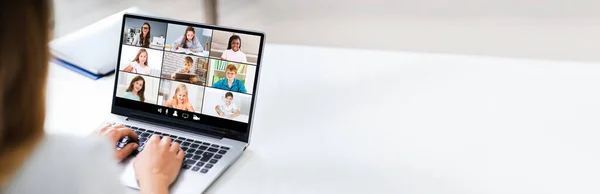 Вчитель Хостинг Онлайн Класу Використовуючи Відео Конференцію Ноутбуці — стокове фото