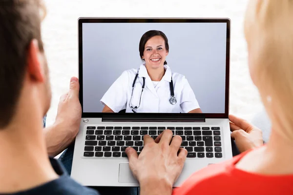 Ciąża Para Internecie Wideo Konferencja Call Doctor — Zdjęcie stockowe