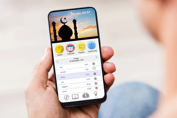 Muž Pomocí Muslimské Modlitební Aplikace Mobilním Telefonu — Stock fotografie