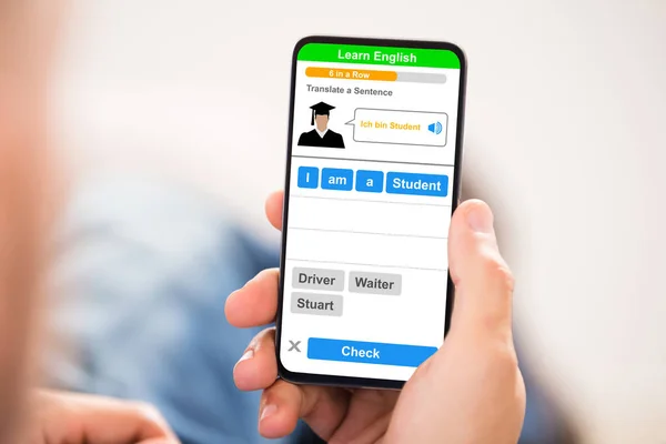 Man Using English Language Learning App Telefonie Komórkowym — Zdjęcie stockowe