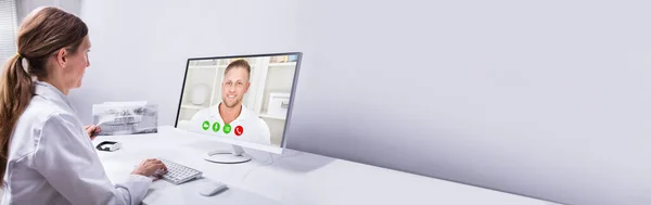 歯科医師ビデオ会議コール チャット画面 — ストック写真