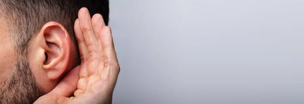 Людина Яка Намагається Почути Допомогу Пошкодження Вуха Глухий — стокове фото