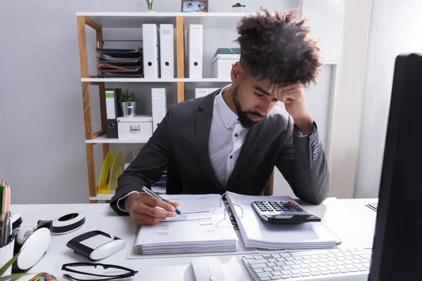 Unglucklicher Junger Geschaftsmann Berechnet Rechnung Im Amt Stress Afrika Stock Photo 180437150