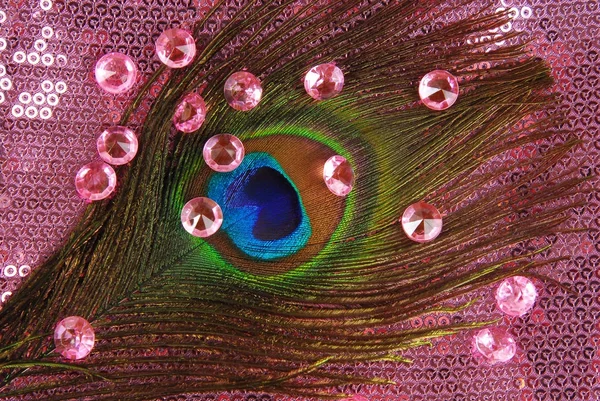Fondo de moda con pavo real y diamantes de color rosa — Foto de Stock