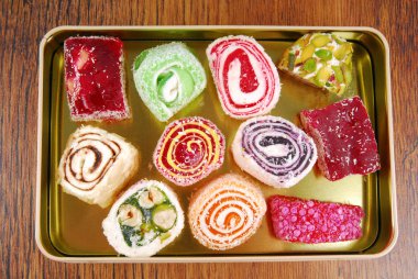 Geleneksel Türk tatlıları hediye kutusunda