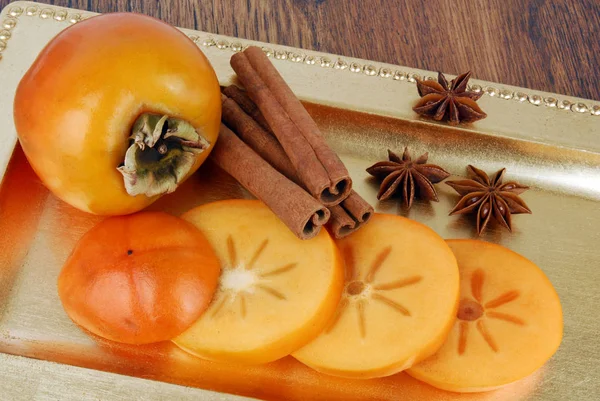 Plasterki Owoców Persymony Cynamonem Anyżem Złotej Talerzu — Zdjęcie stockowe