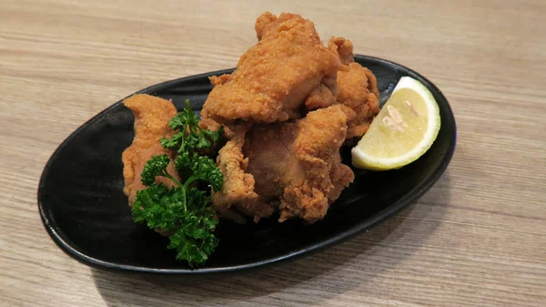 Pollo Frito Crujiente Japonés Kara Age Servir Con Cuñas Limón —  Fotos de Stock