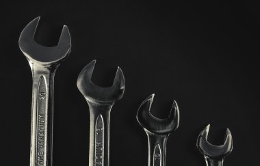 Dört Metal yuvalı eğri somun anahtarları 