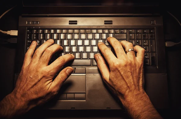 Mains masculines sur ordinateur portable — Photo
