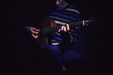 Gitar çalan ve Çingene gitar