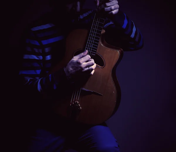 Chitarrista e chitarra zingara — Foto Stock