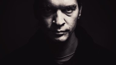 Ciddi yüzlü bir adam.