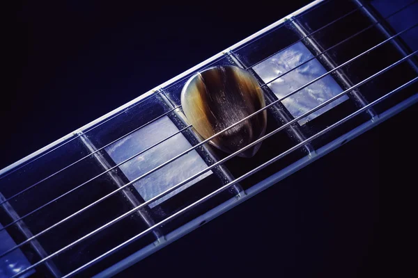 Picareta de guitarra em Fret-board — Fotografia de Stock