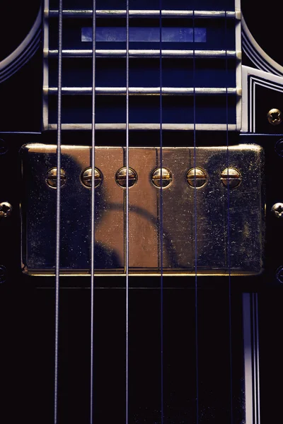 일렉트릭 기타에 더블 픽업 — 스톡 사진
