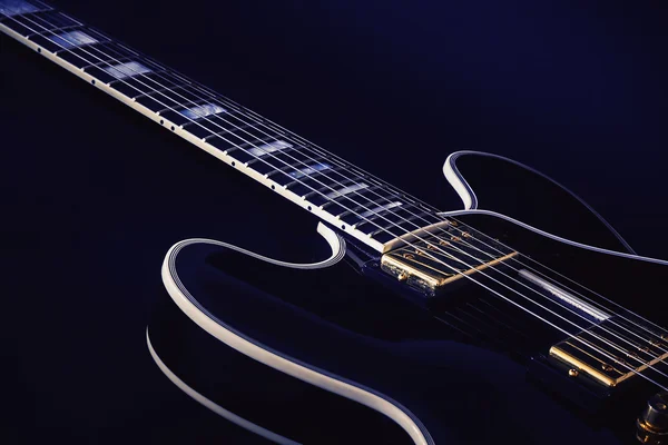 Elektrische Bluesgitarre in blau — Stockfoto