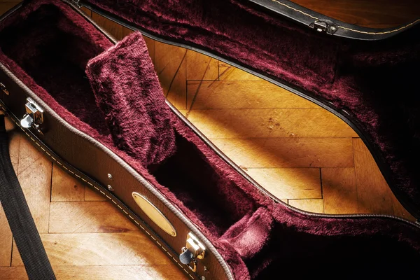 Innenraum eines Koffers für Gitarre — Stockfoto
