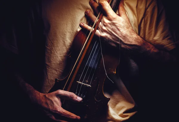 Tenere un vecchio violino — Foto Stock