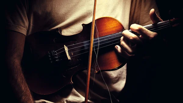 Segurando um violino velho — Fotografia de Stock